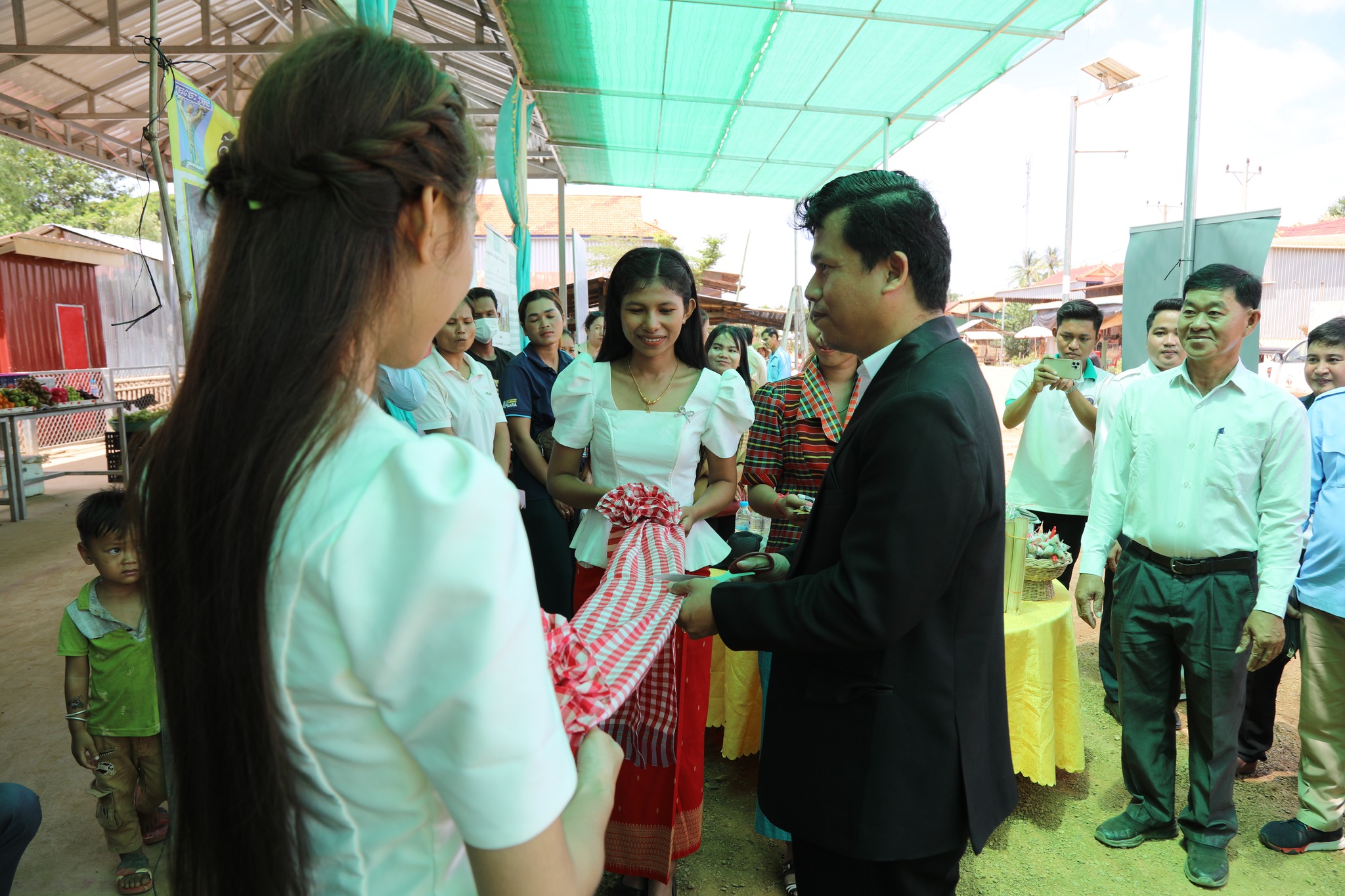 Mr Sam Un Eam, WWF-Cambodia's Head of the Mekong Flooded Forest Landscape, cutting the ribbon to the newly inaugurated market.